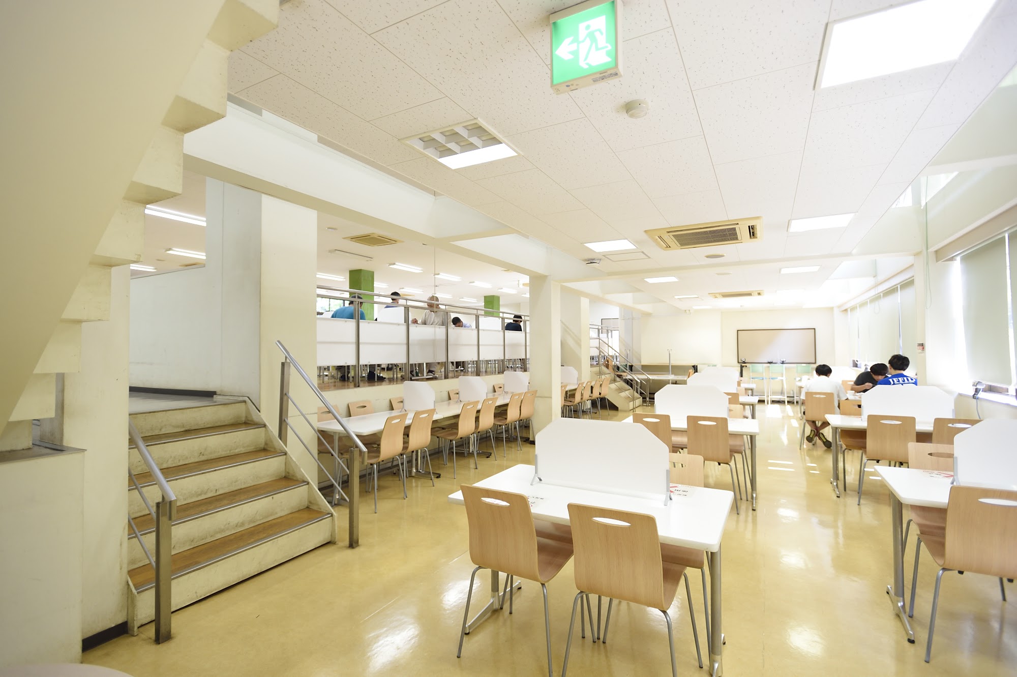 大学内の交流スペース